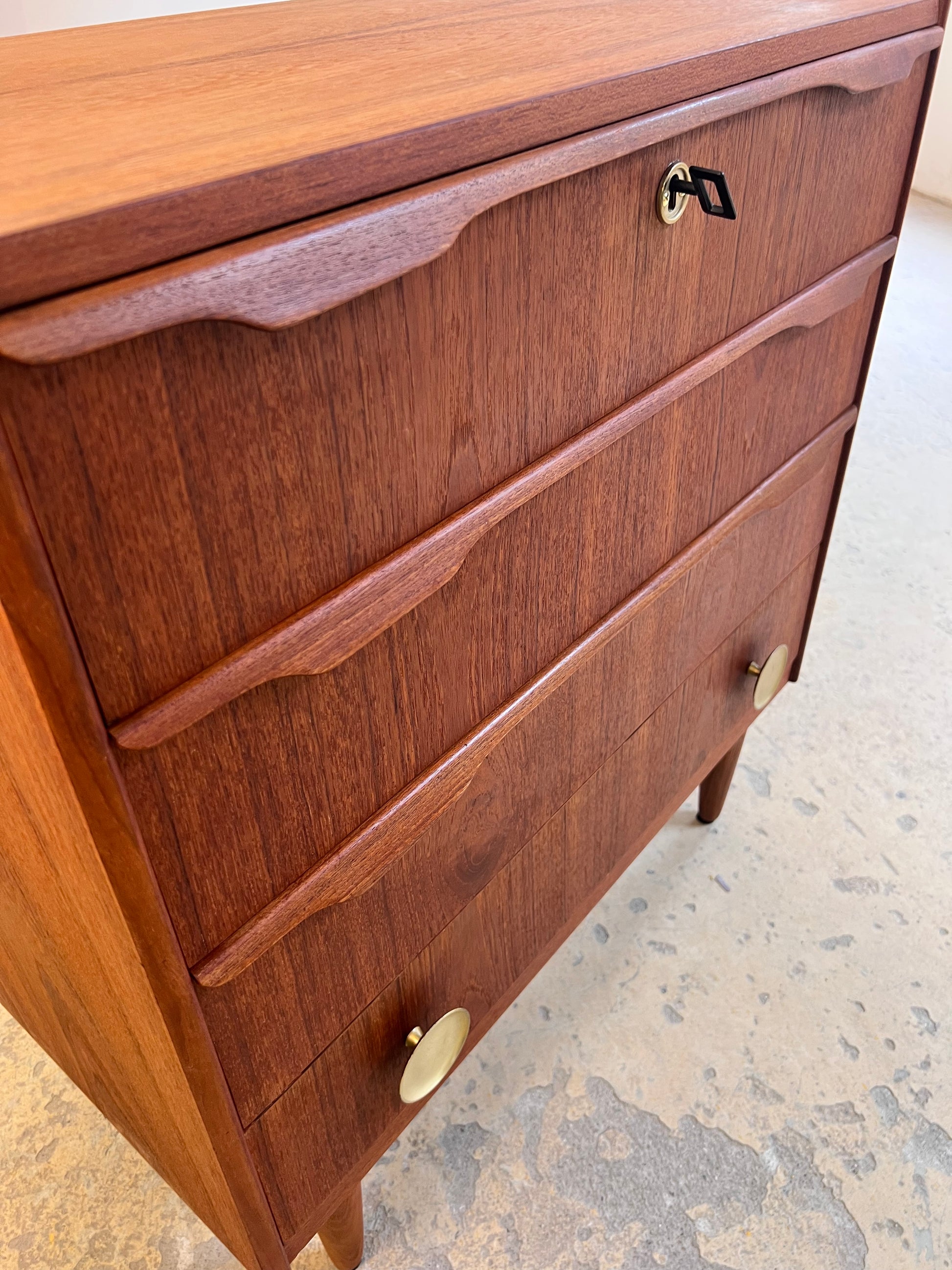 Kommode Teak mit Holz- & Messinggriffen aus Dänemark
