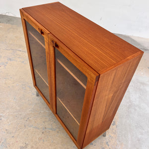 Vitrinenschrank Teak mit neuen Chromfüßen von H.W.Klein für Bramin