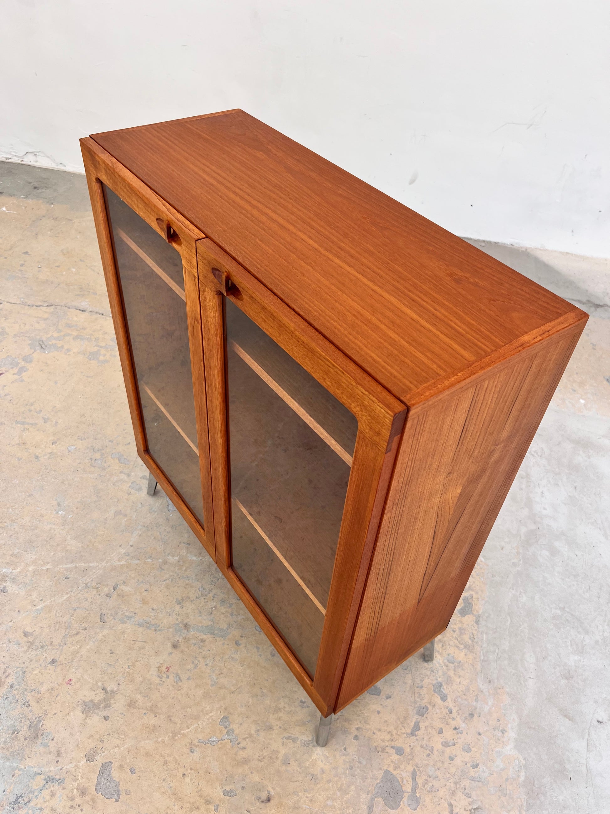 Vitrinenschrank Teak mit neuen Chromfüßen von H.W.Klein für Bramin