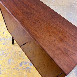 Schmale Kommode Teak auf Hairpinlegs aus Dänemark