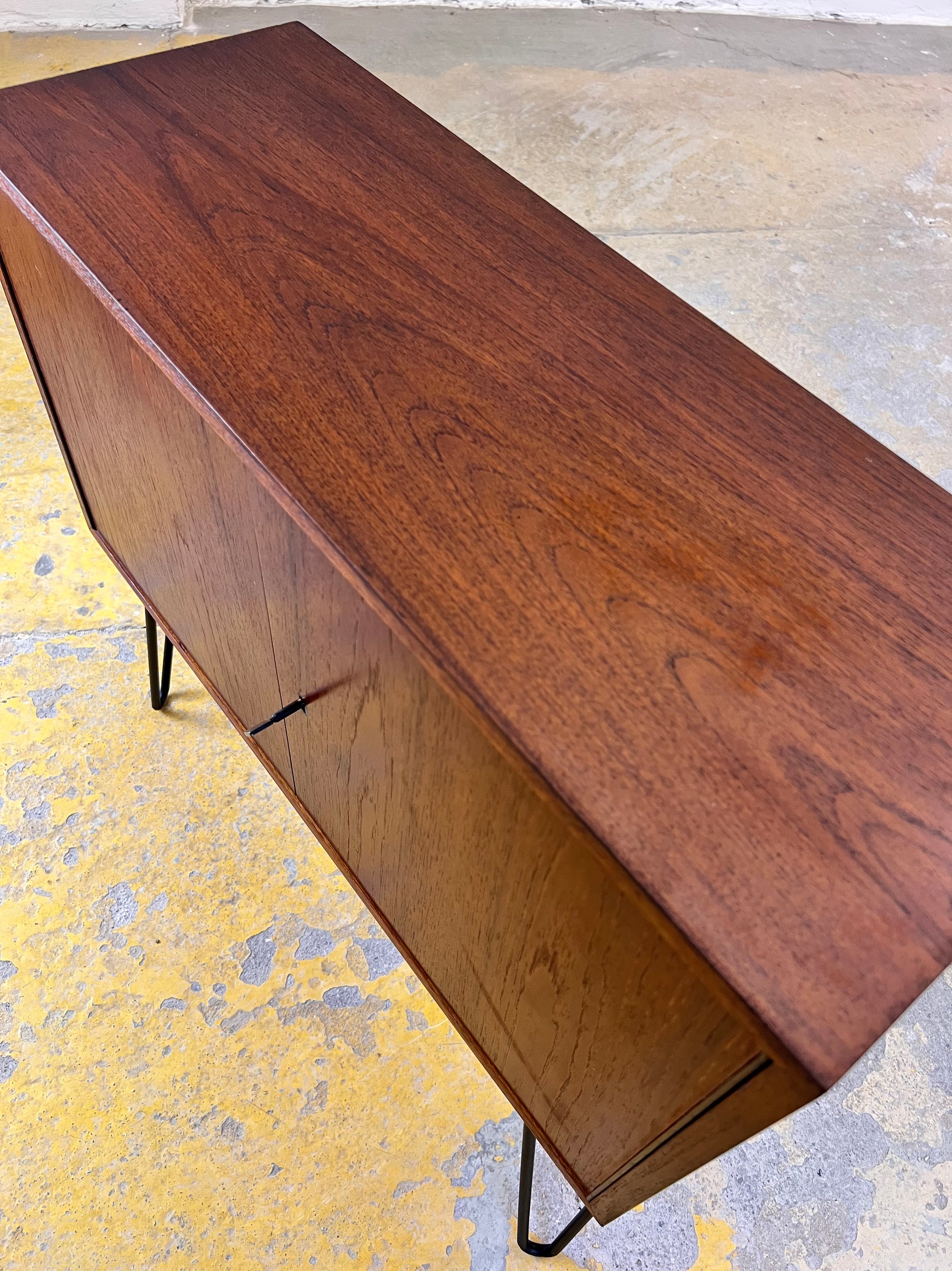 Schmale Kommode Teak auf Hairpinlegs aus Dänemark