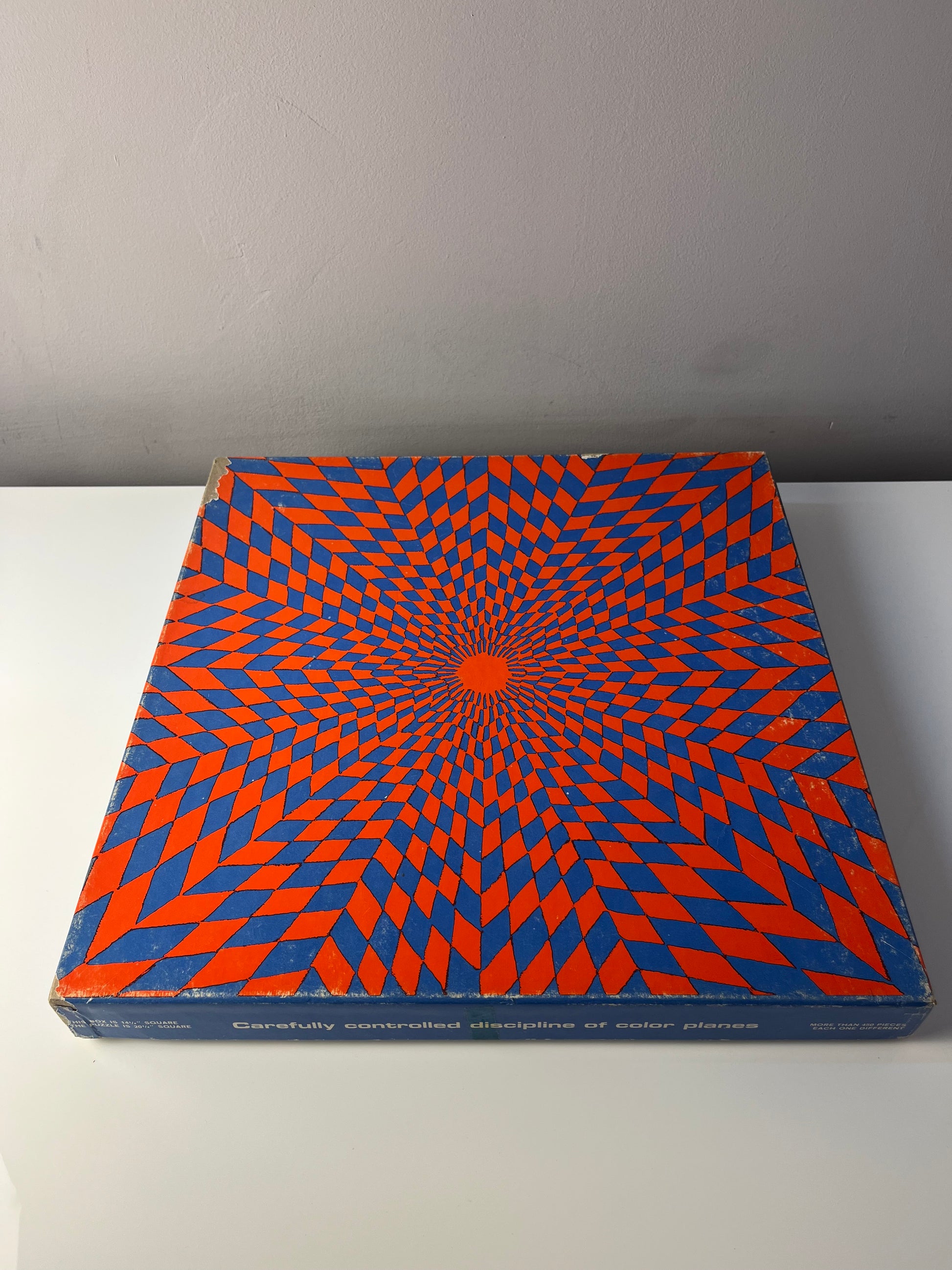 Puzzle "Ambiguous Corolla" rot blau von Claudia Carrel für Springbok Editions