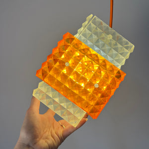 Hängelampe orange weiß mit Wabenstruktur aus der DDR
