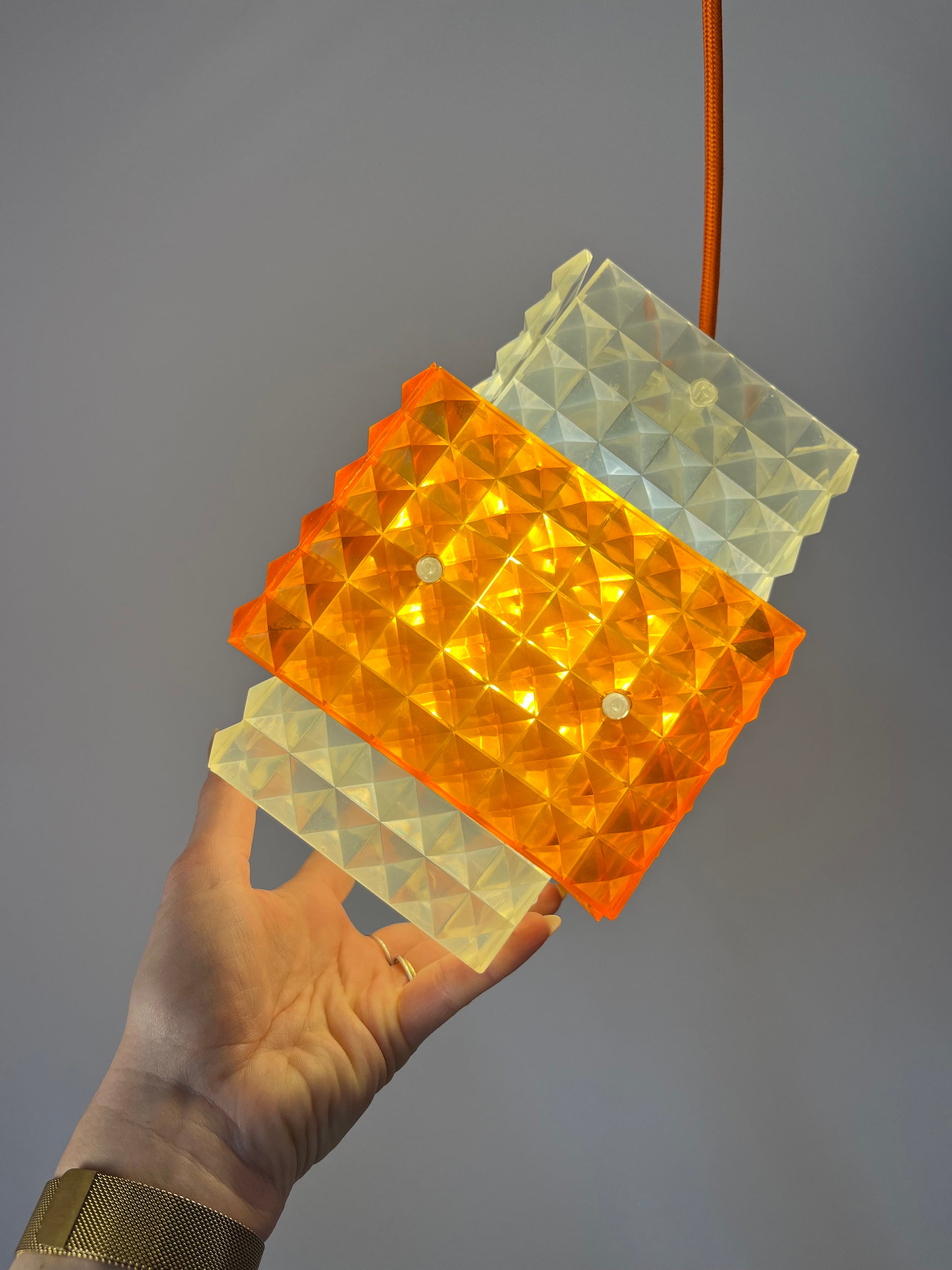 Hängelampe orange weiß mit Wabenstruktur aus der DDR