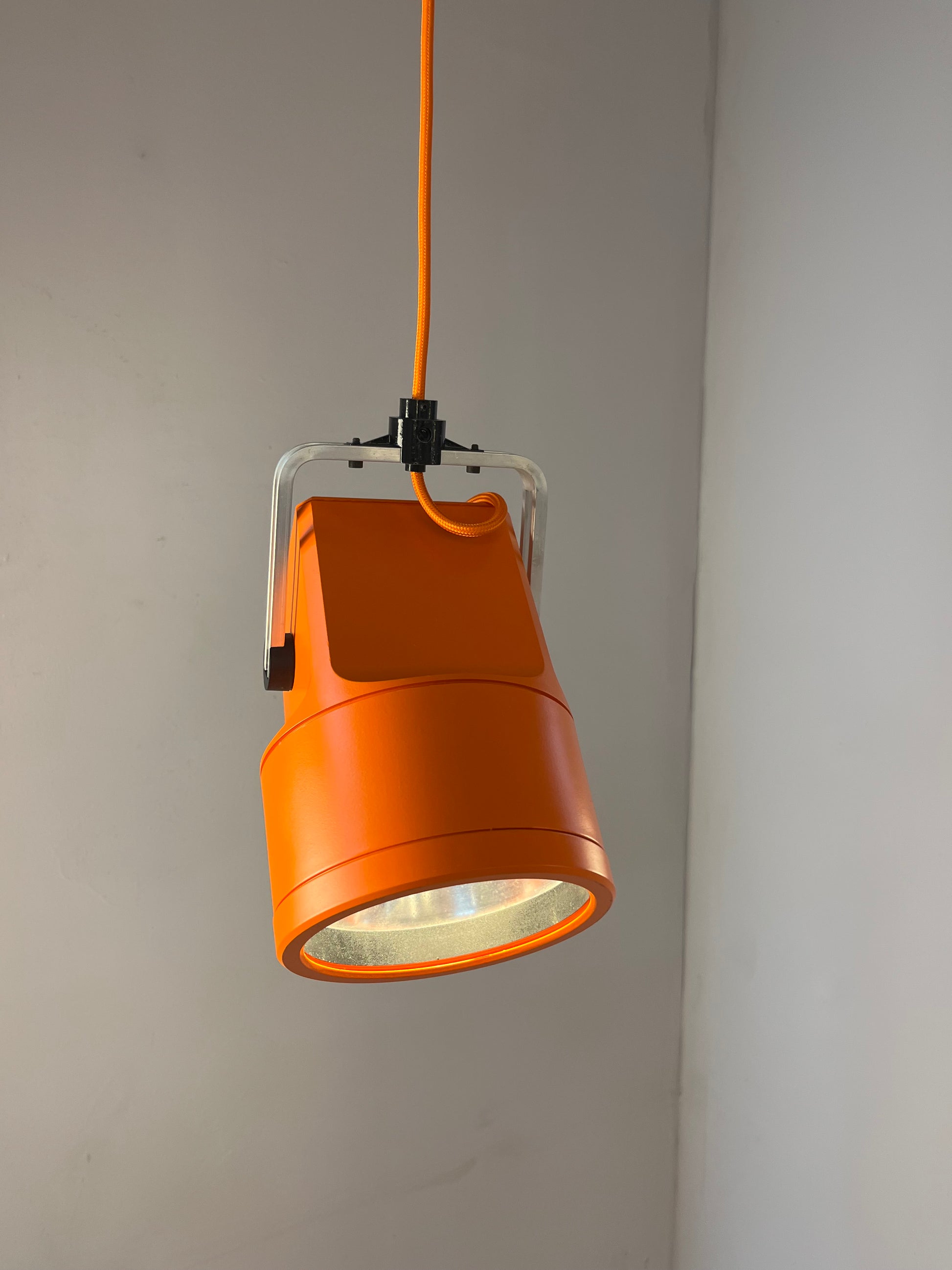 Strahler Unispot orange neu lackiert von Louis Poulsen