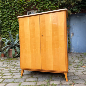 Kleiderschrank Ahorn mit cremefarbener Deckplatte