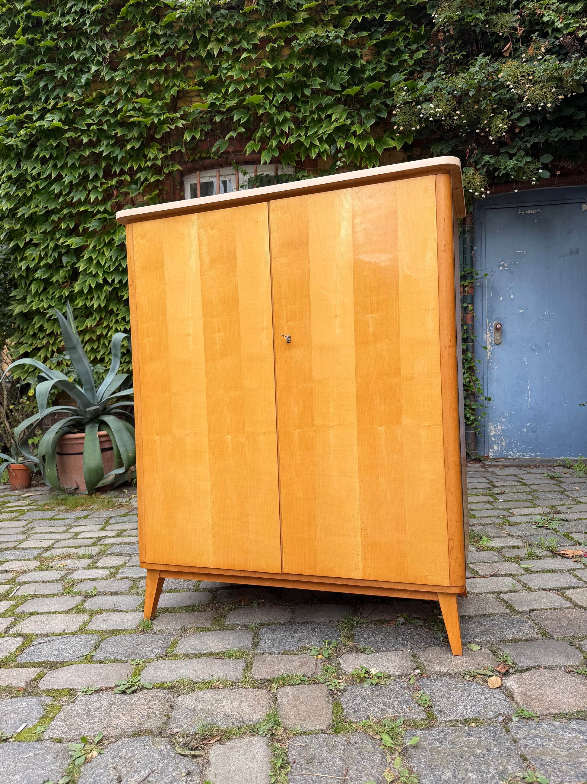 Kleiderschrank Ahorn mit cremefarbener Deckplatte