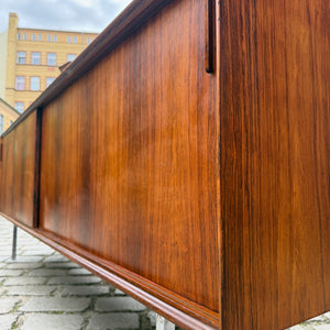 Sideboard Mahagoni mit Schiebetüren & Chromfüßen