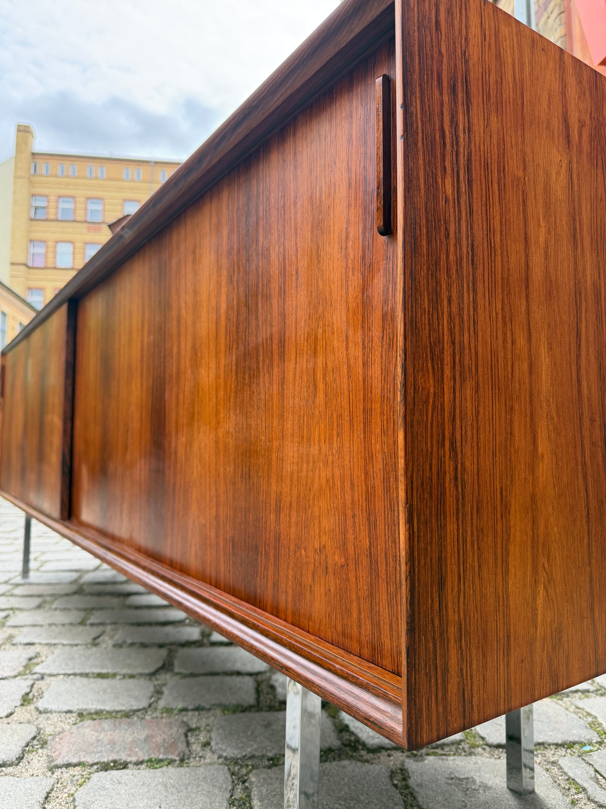 Sideboard Mahagoni mit Schiebetüren & Chromfüßen