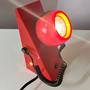 Tischlampe rot mit magnetischem Kugelkopf von Brilliant Leuchten