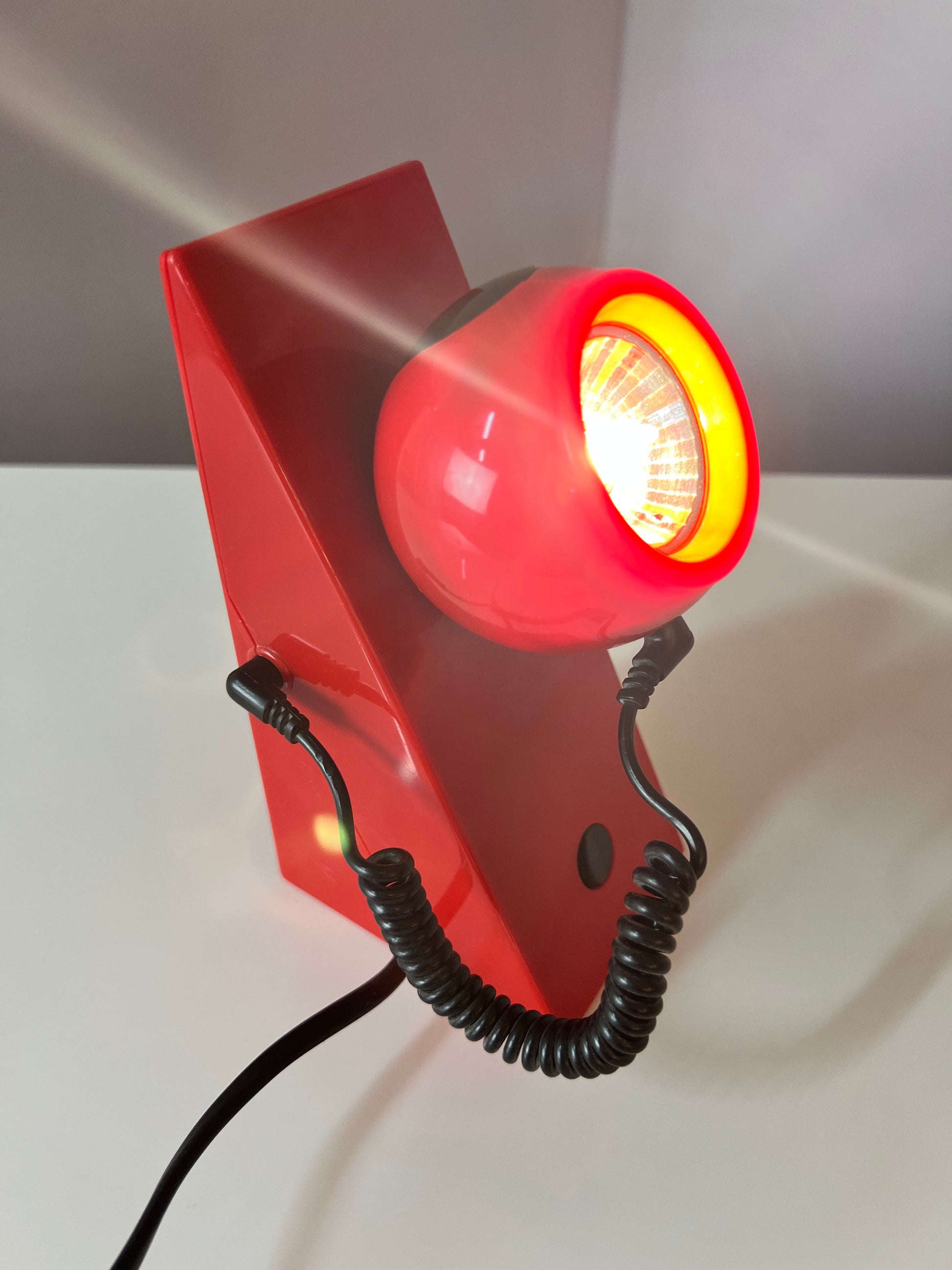Tischlampe rot mit magnetischem Kugelkopf von Brilliant Leuchten