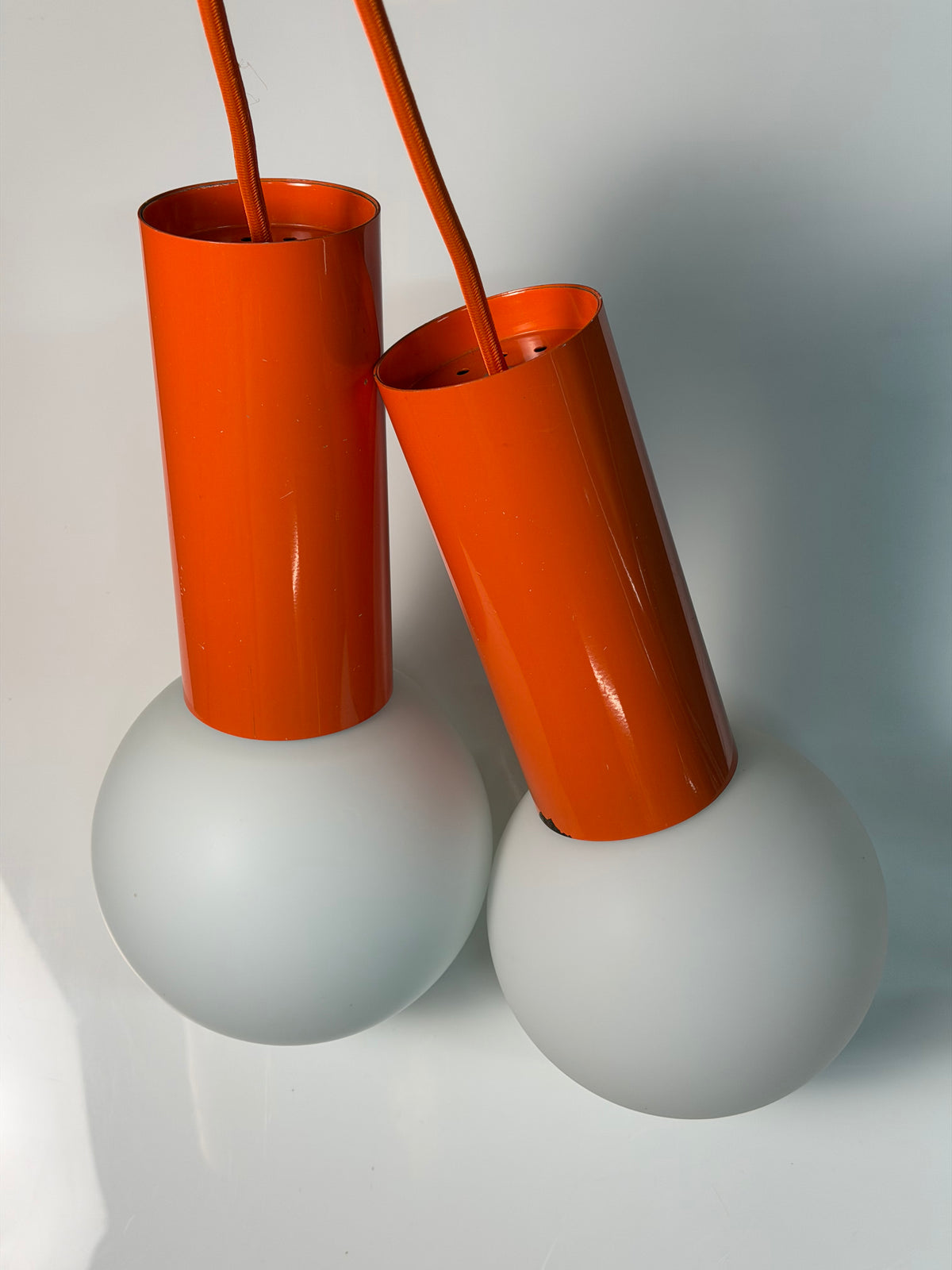 Set: 2x Hängelampe orange mit Opalglas Globus