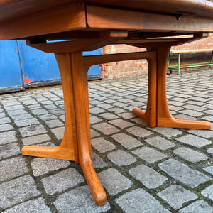 Ausziehbarer Esstisch Teak mit integriertem Fach für Platten