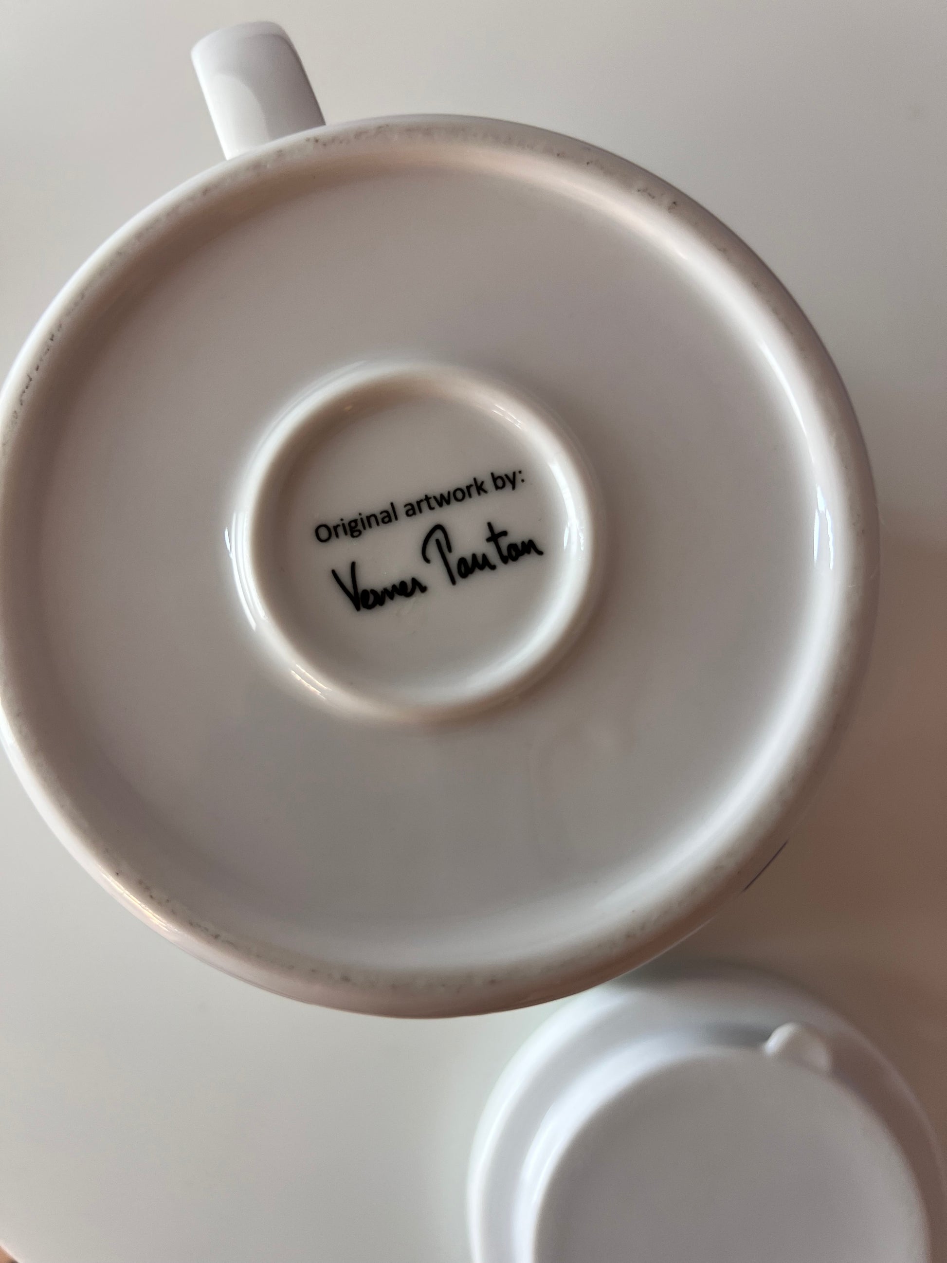 Teekanne dunkelblau weiß mit "Geometry 1" Print von Verner Panton für Menu