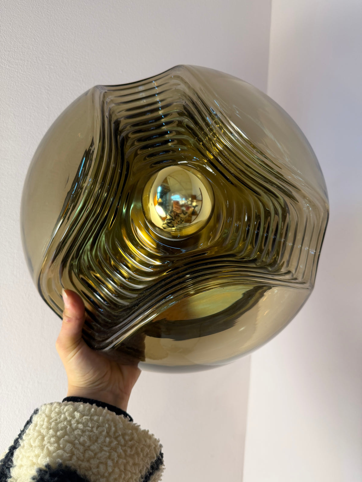 Große Wandlampe Futura Rauchglas Messing von Koch & Lowy für Peill & Putzler
