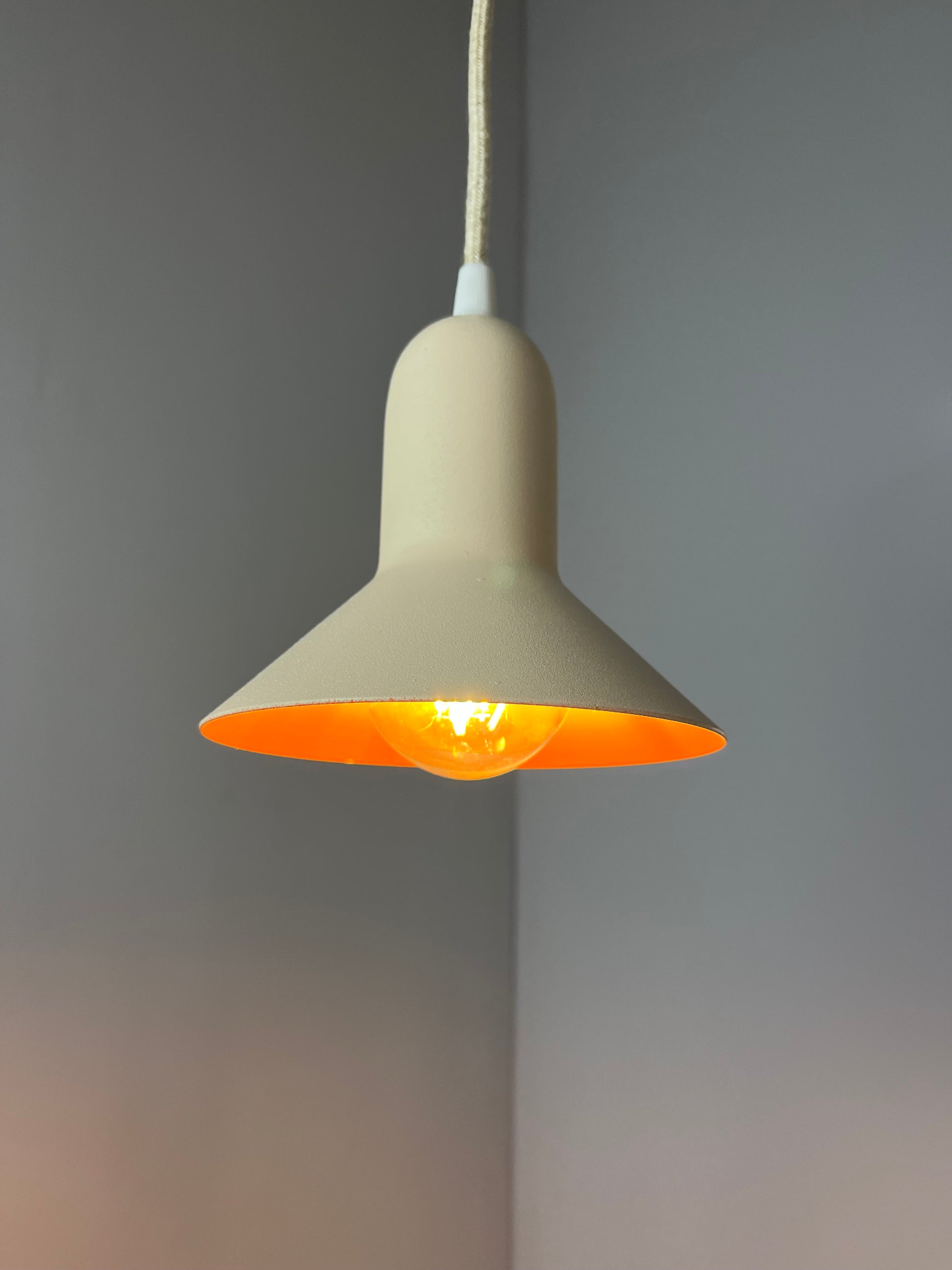 Hängelampe creme orange neu lackiert