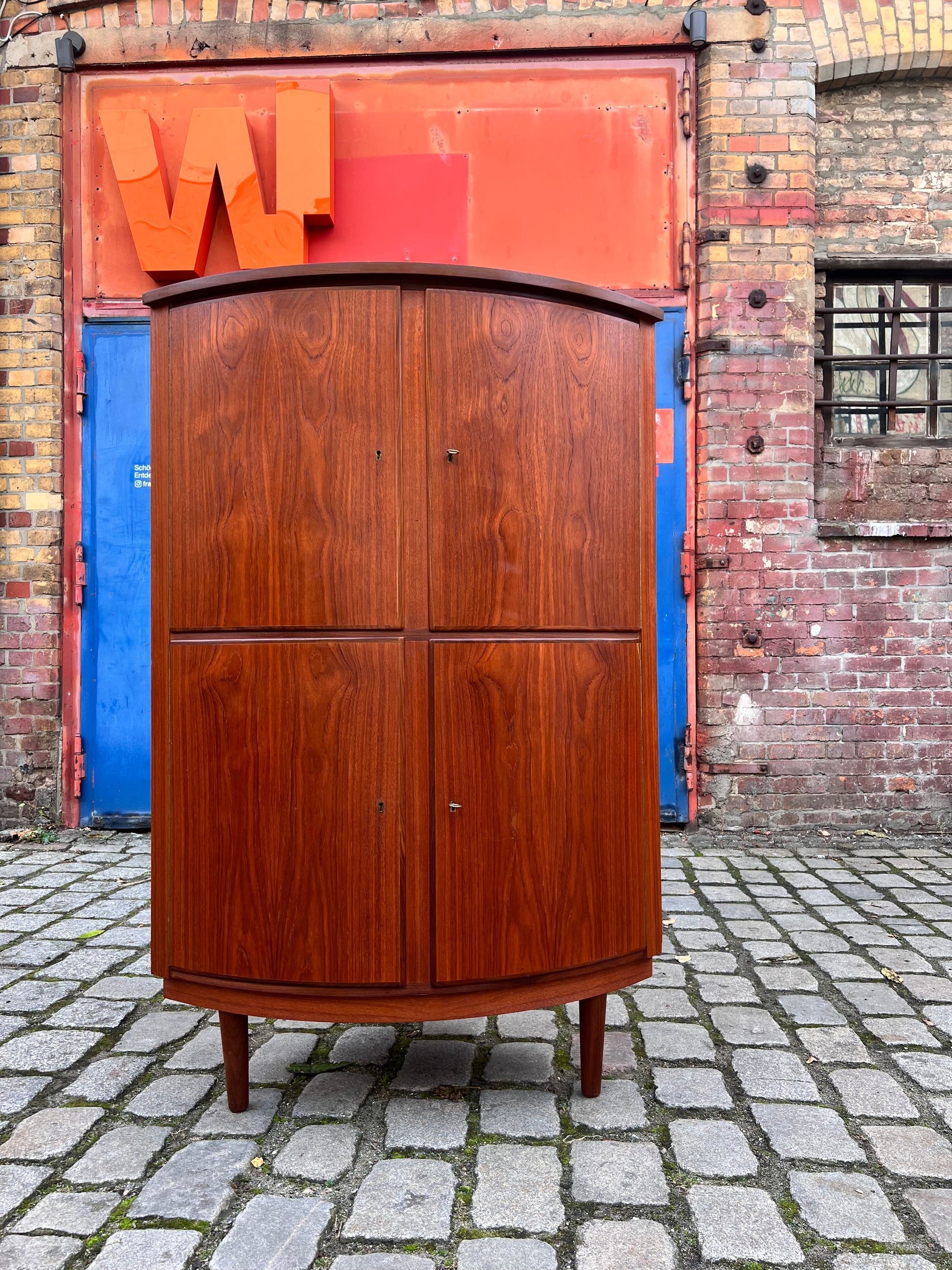 Eckschrank Teak mit Schloss aus Dänemark