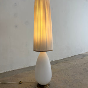 Stehlampe weiß mit Opalglasfuß und Plisseeschirm