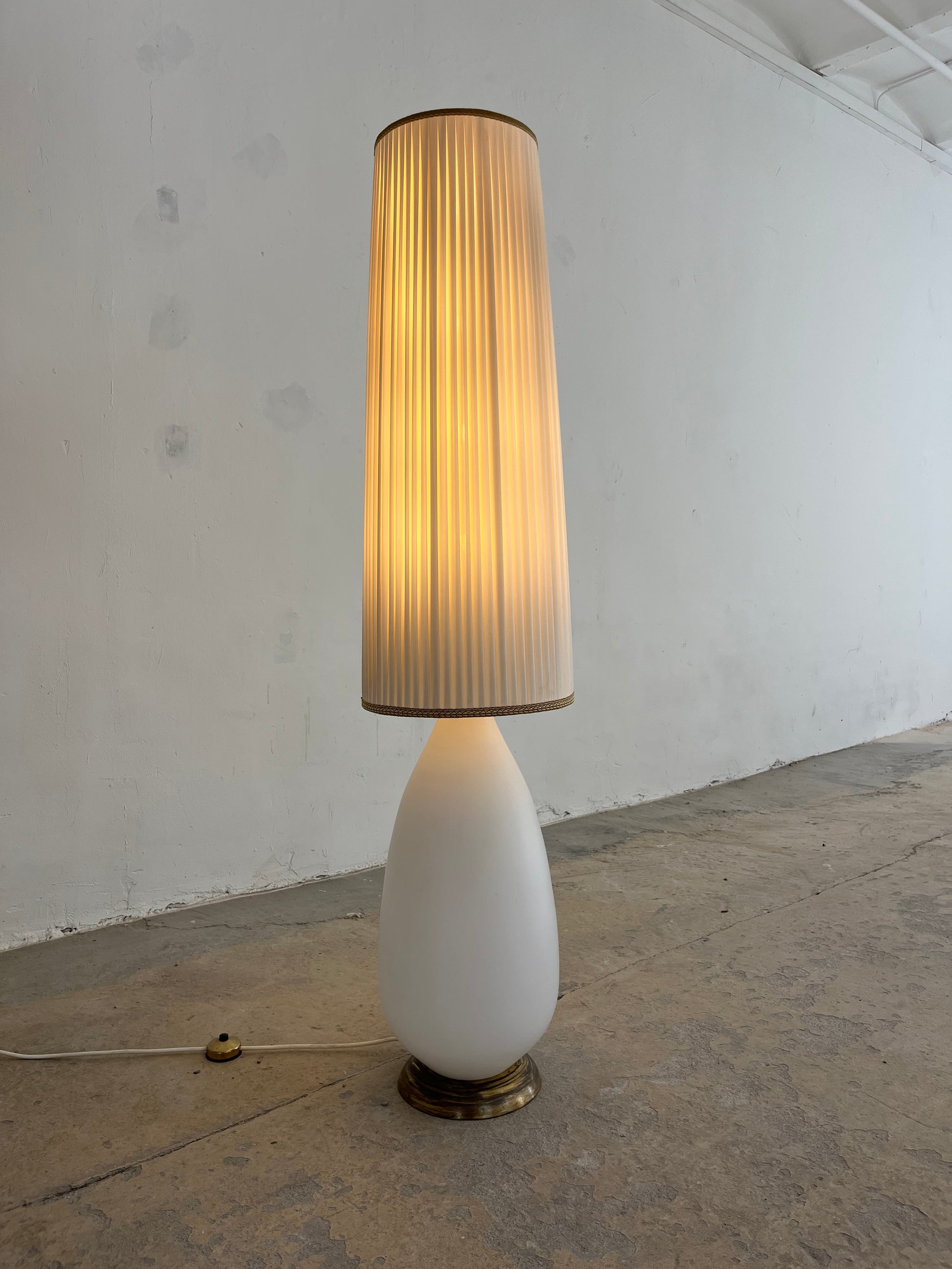 Stehlampe weiß mit Opalglasfuß und Plisseeschirm