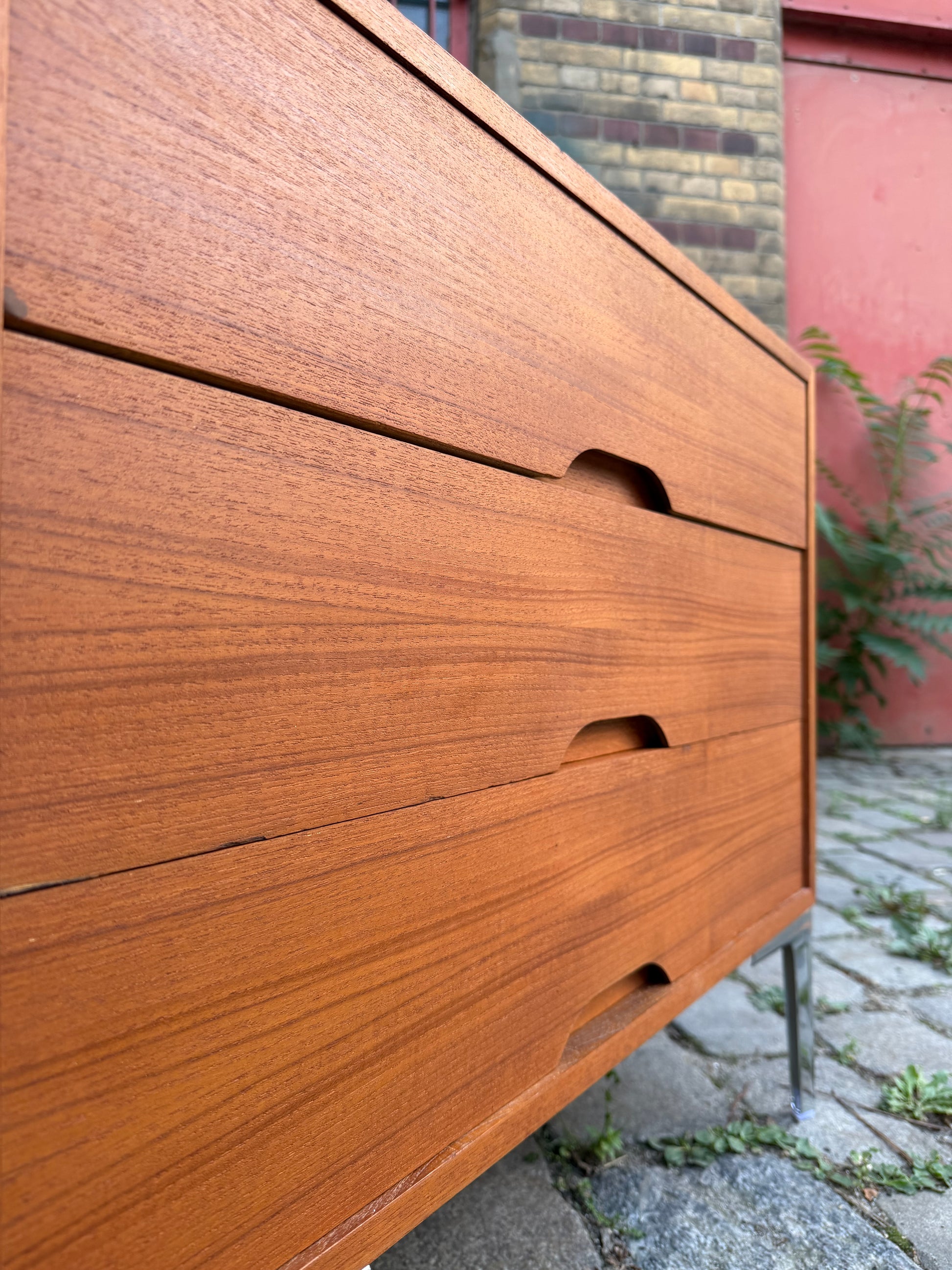 Kommode Teak mit Schubladen auf Chromfüßen