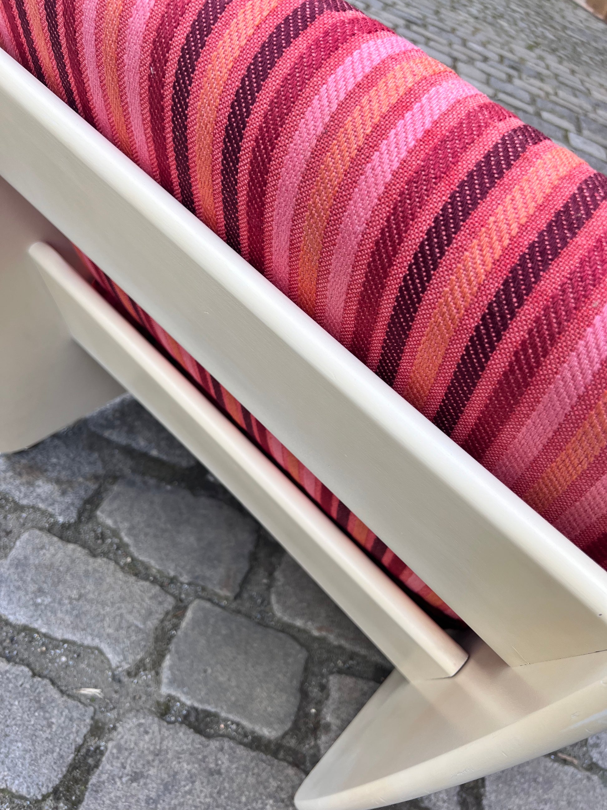 Sessel 70er pink gestreift