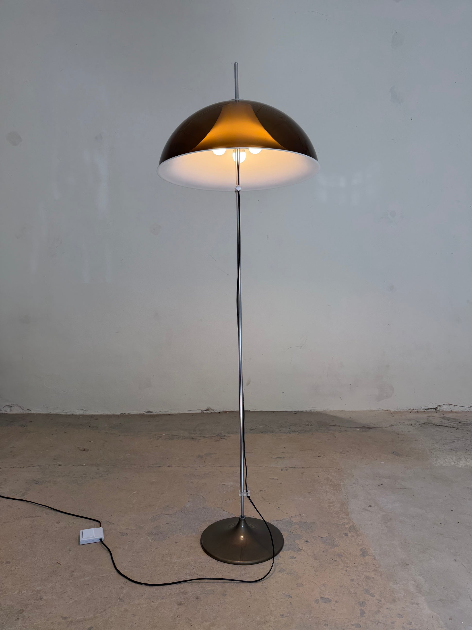 Stehlampe braun weiß Acryl Chrom von Elio Martinelli