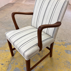 Armlehnstuhl mit paspeliertem Polster aus Dänemark