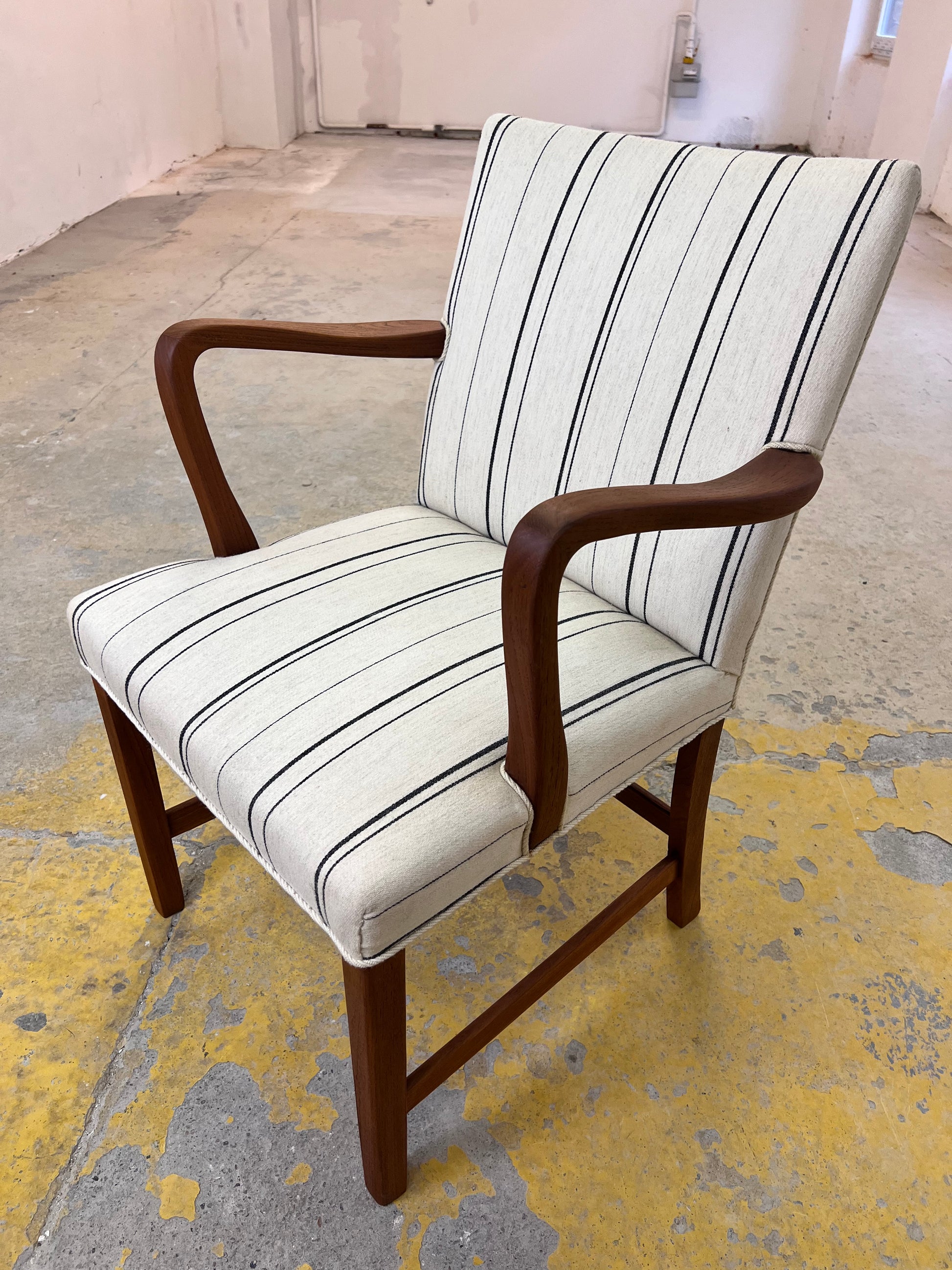 Armlehnstuhl mit paspeliertem Polster aus Dänemark