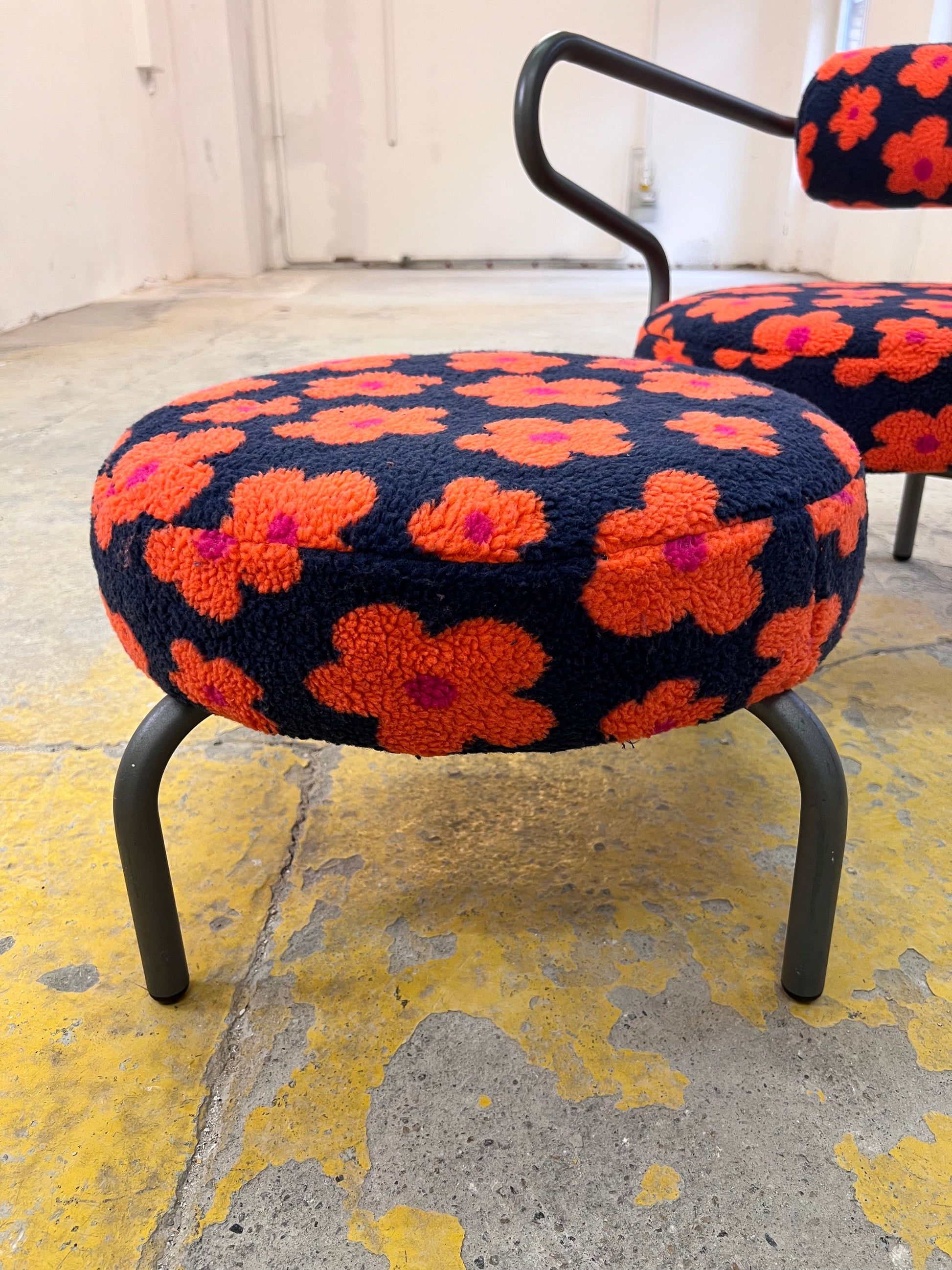 Set: Sessel & Hocker neu gepolstert aus der Serie The Natural Choice von Innovation Randers