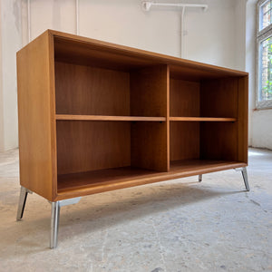 Regal Nussbaum mit neuen Chromfüßen
