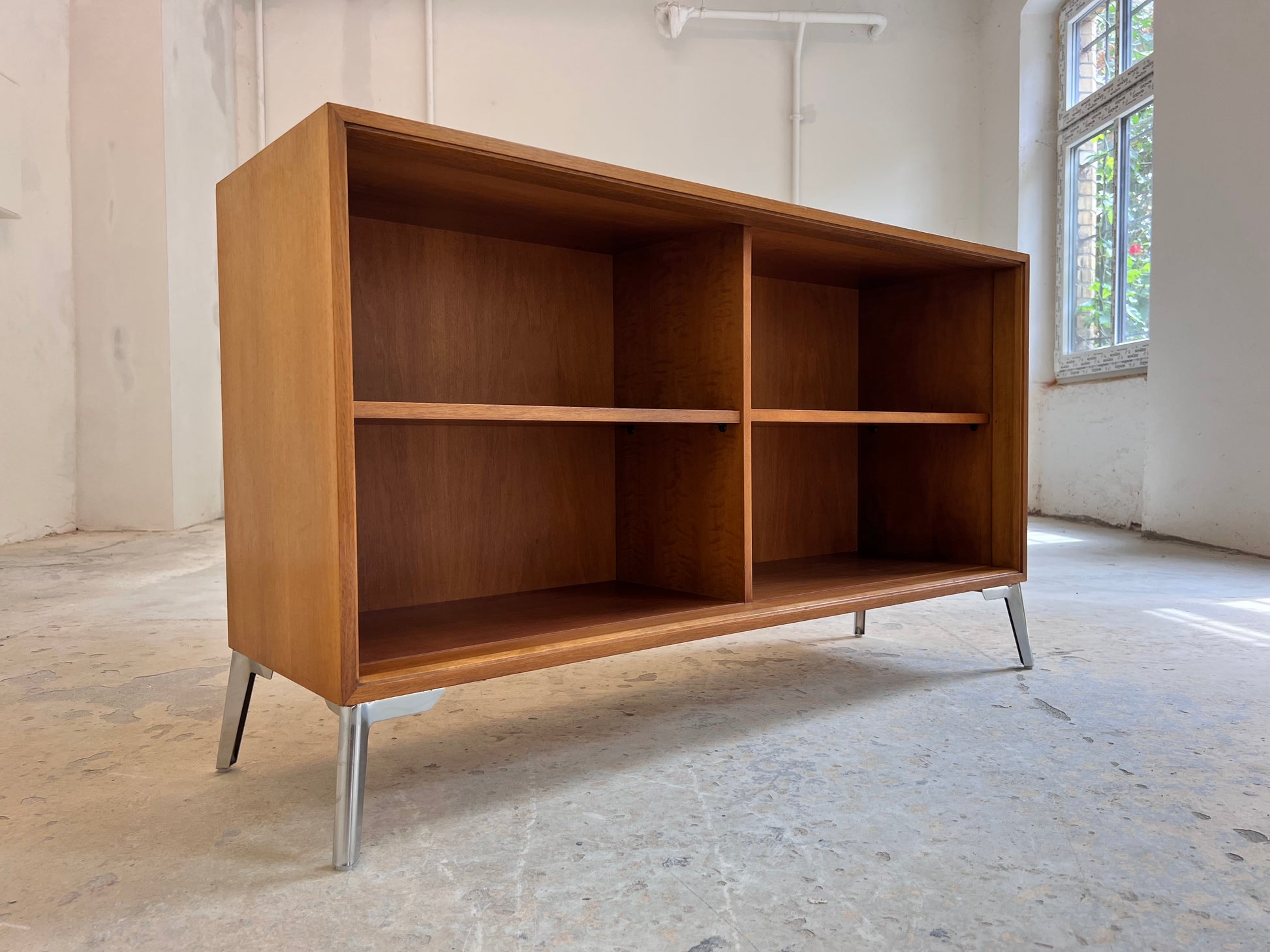 Regal Nussbaum mit neuen Chromfüßen