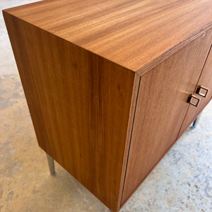 Schrank Esche mit neuen Chromfüßen