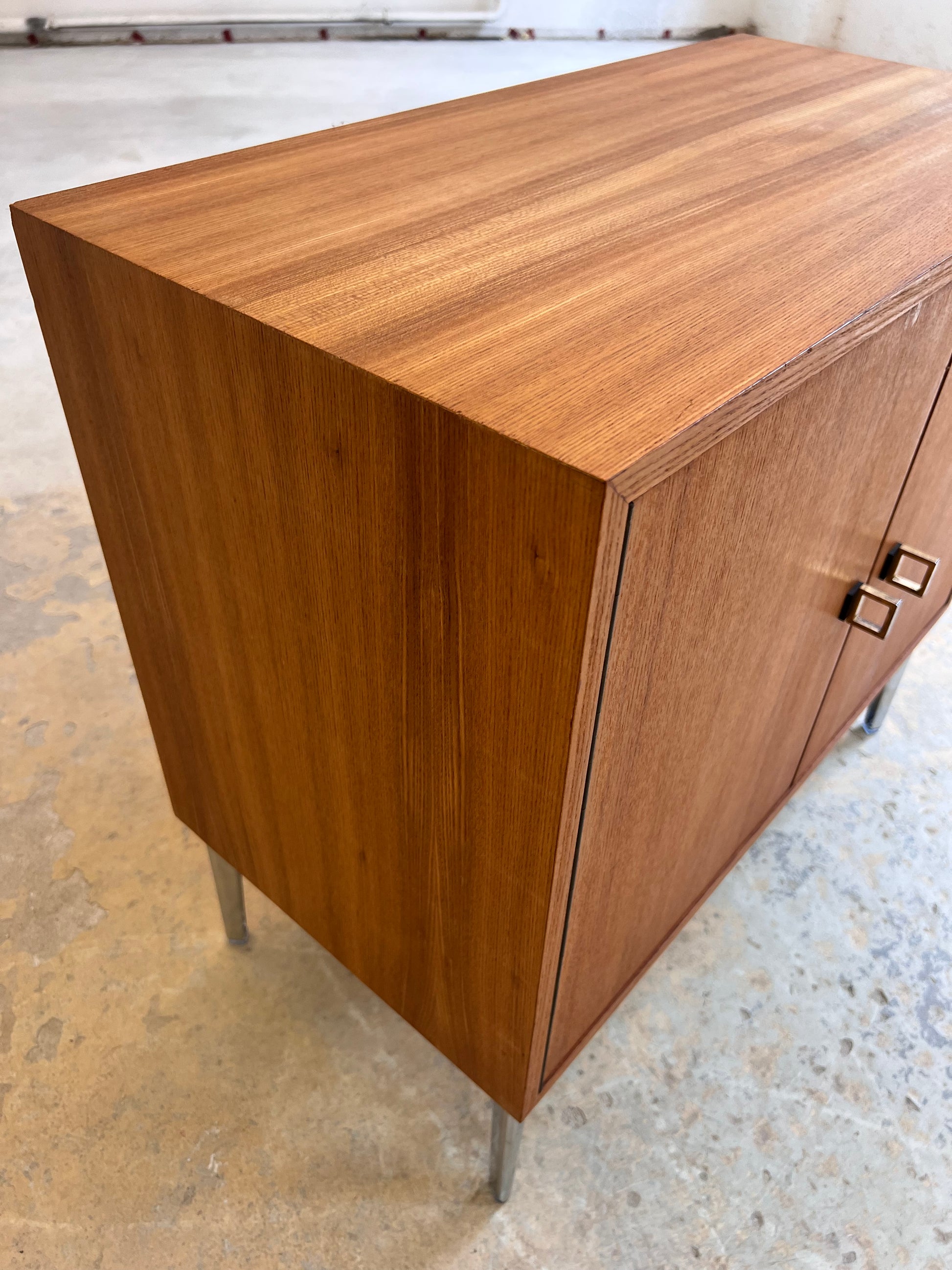 Schrank Esche mit neuen Chromfüßen