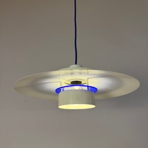 Lammellenlampe weiß mit blauem Akzent aus Dänemark