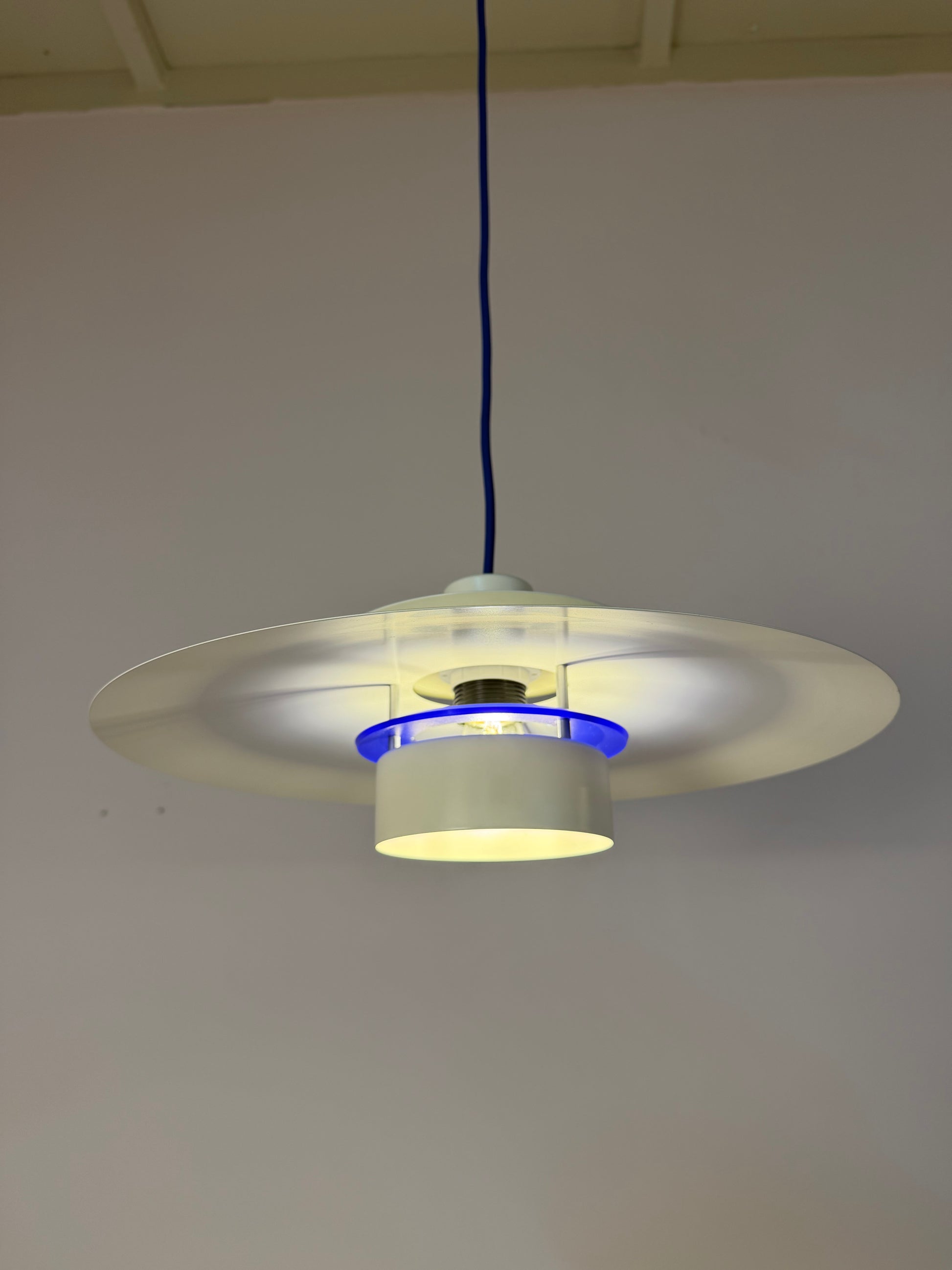 Lammellenlampe weiß mit blauem Akzent aus Dänemark