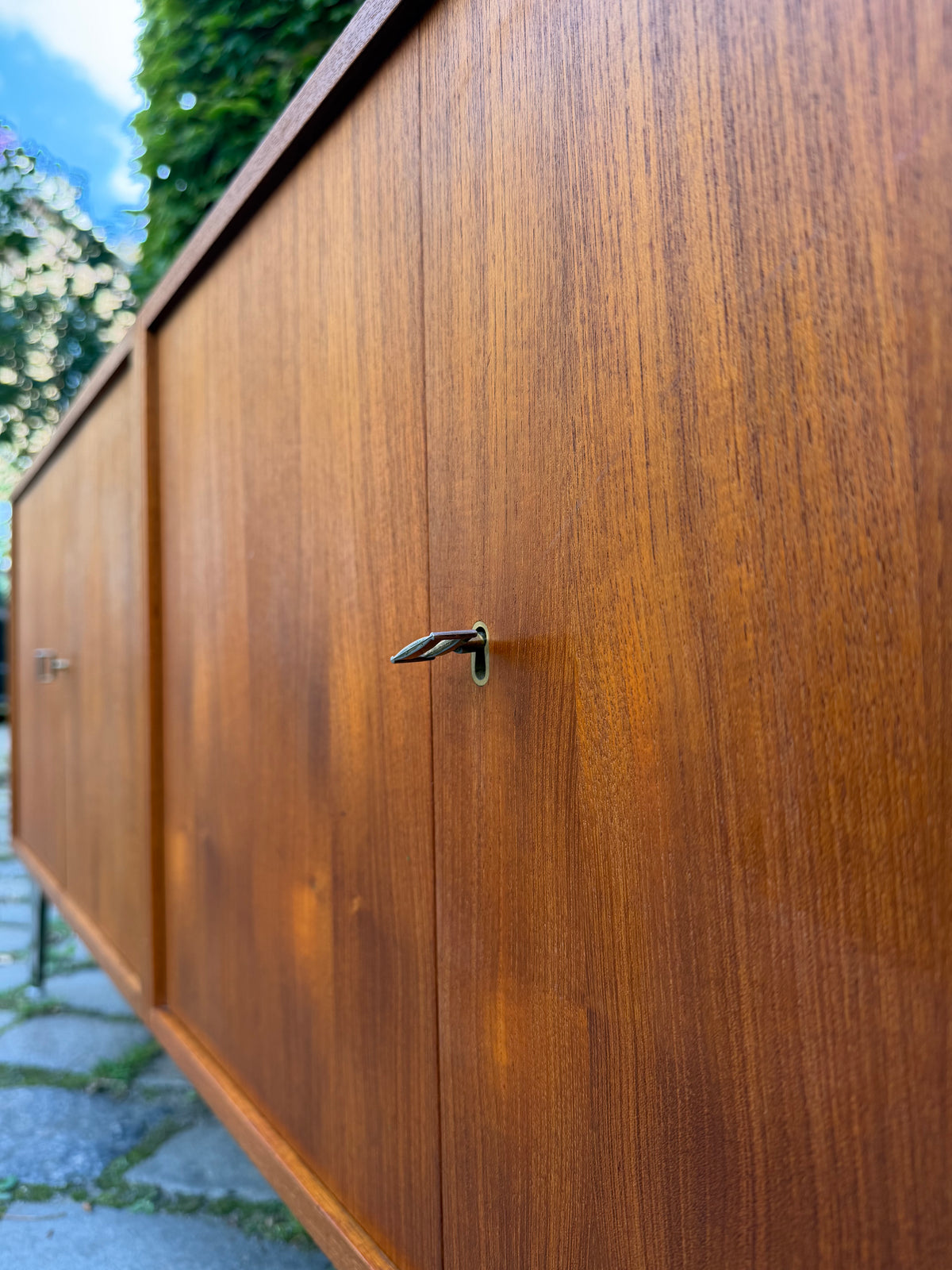 Sideboard Teak mit Flügeltüren & neuen Chromfüßen