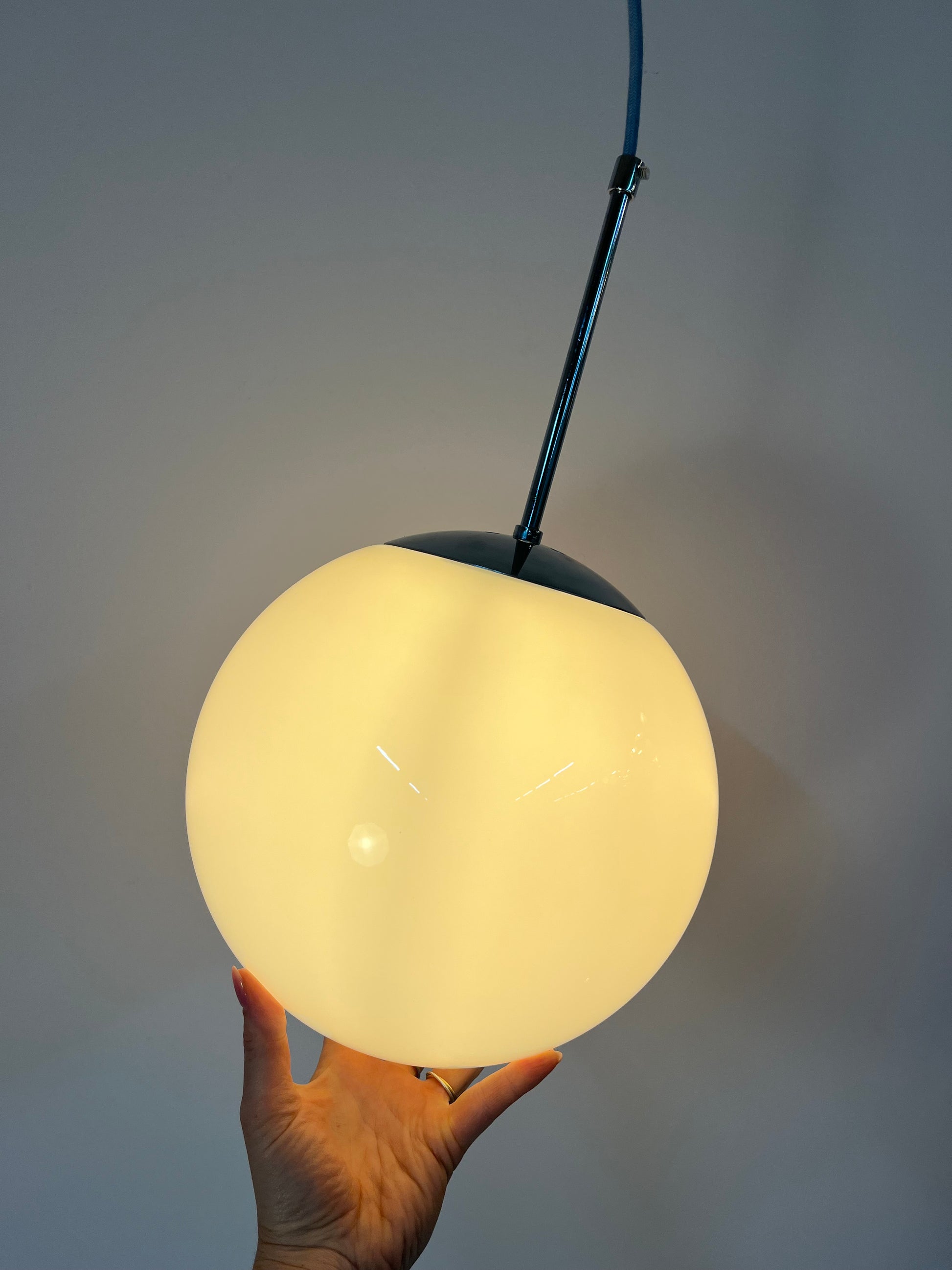 Kugellampe weiß Chrom Glas mit Stab