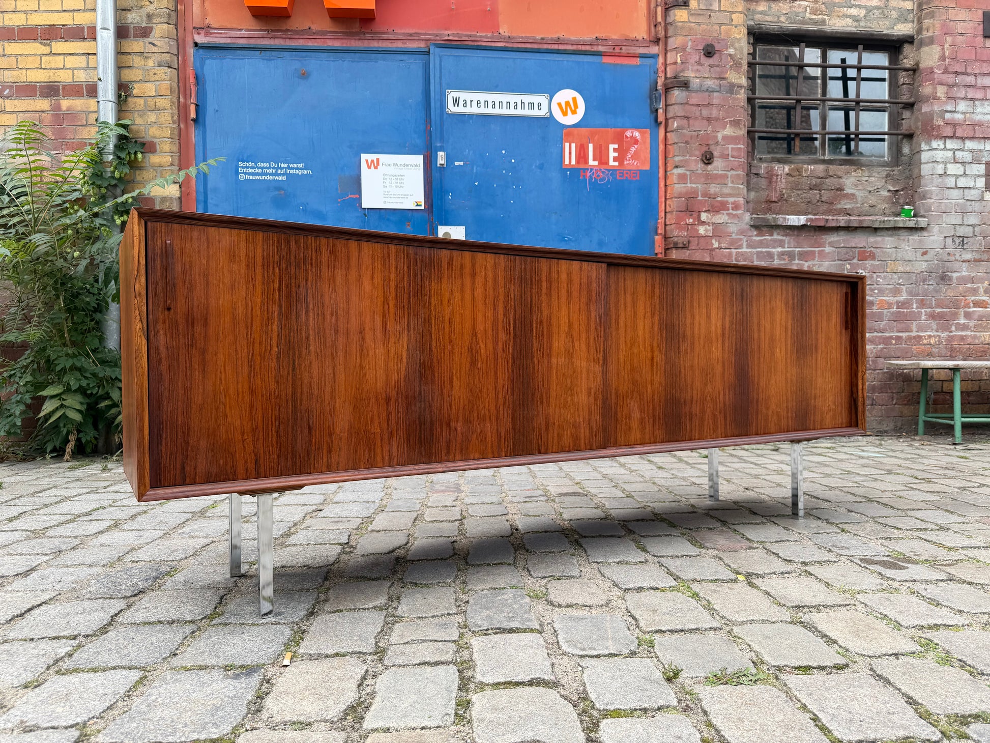 Sideboard Mahagoni mit Schiebetüren & Chromfüßen