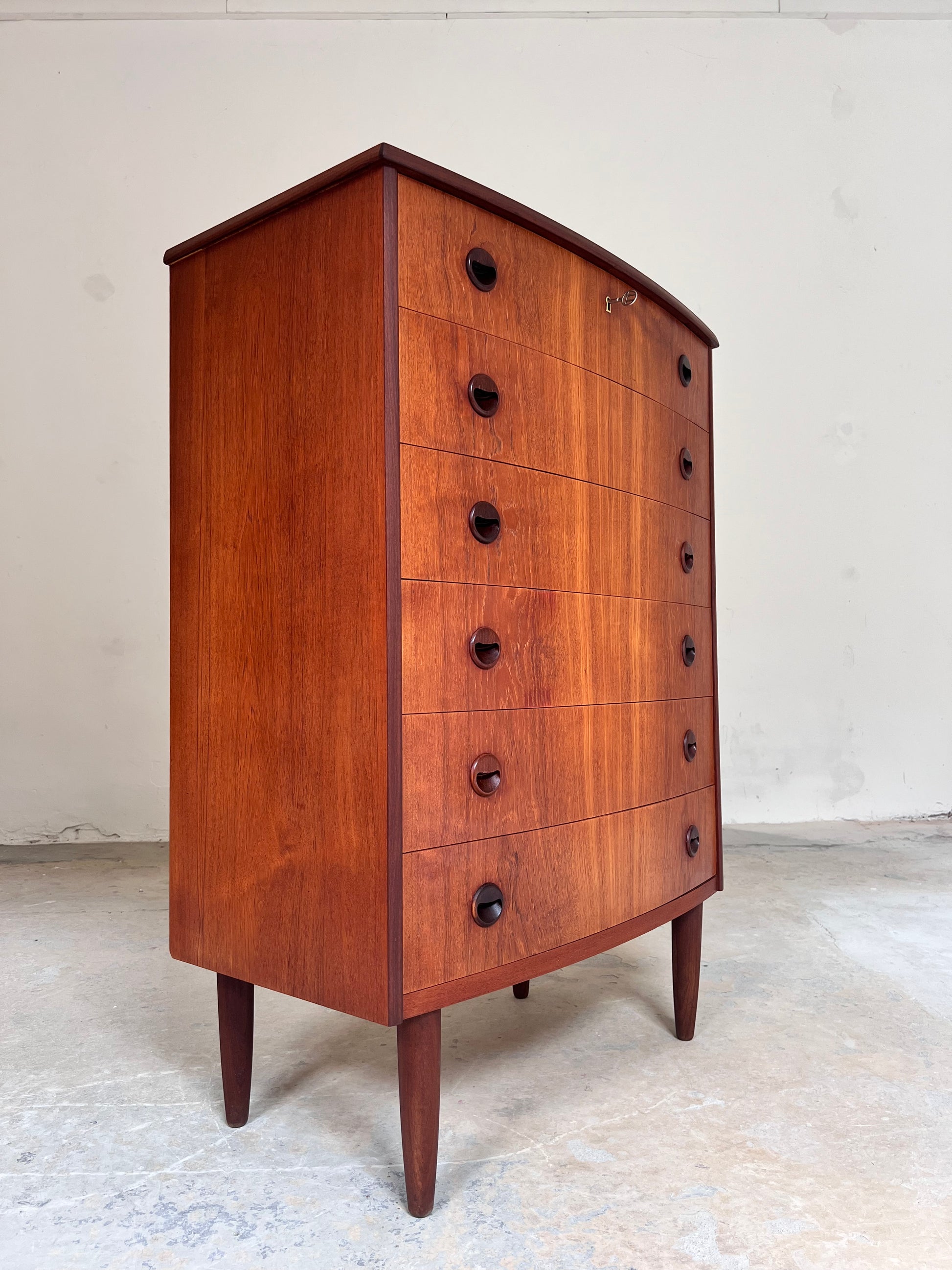 Halbrunde Kommode Teak mit runden Griffen & Schloss aus Dänemark