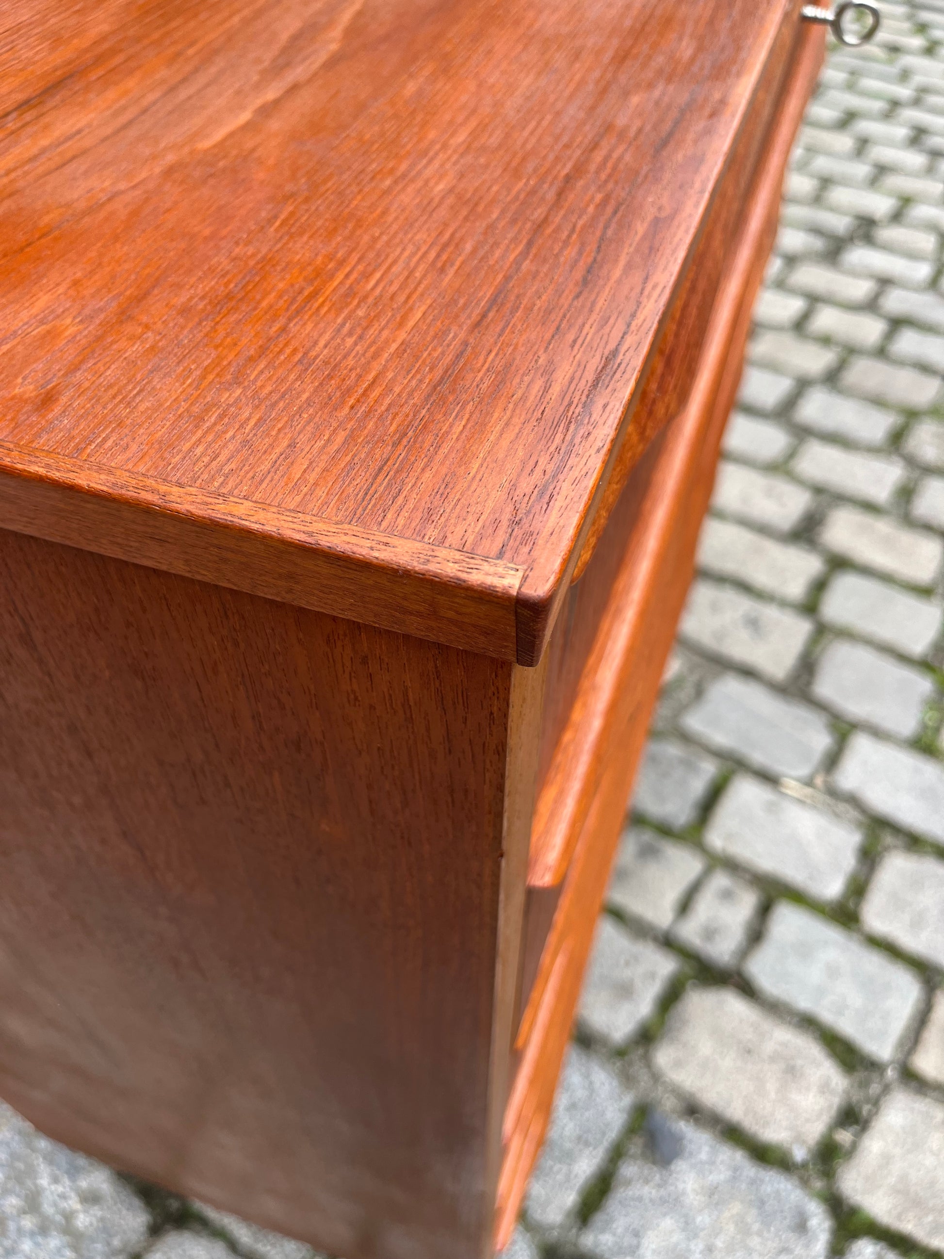 Kommode Teak mit geschwungenen Griffen