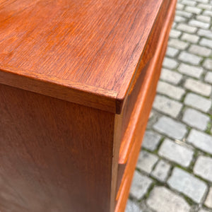 Kommode Teak mit geschwungenen Griffen