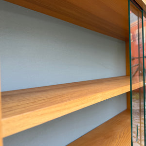 Vitrine Esche mit neuen Chromfüßen von Hellerau