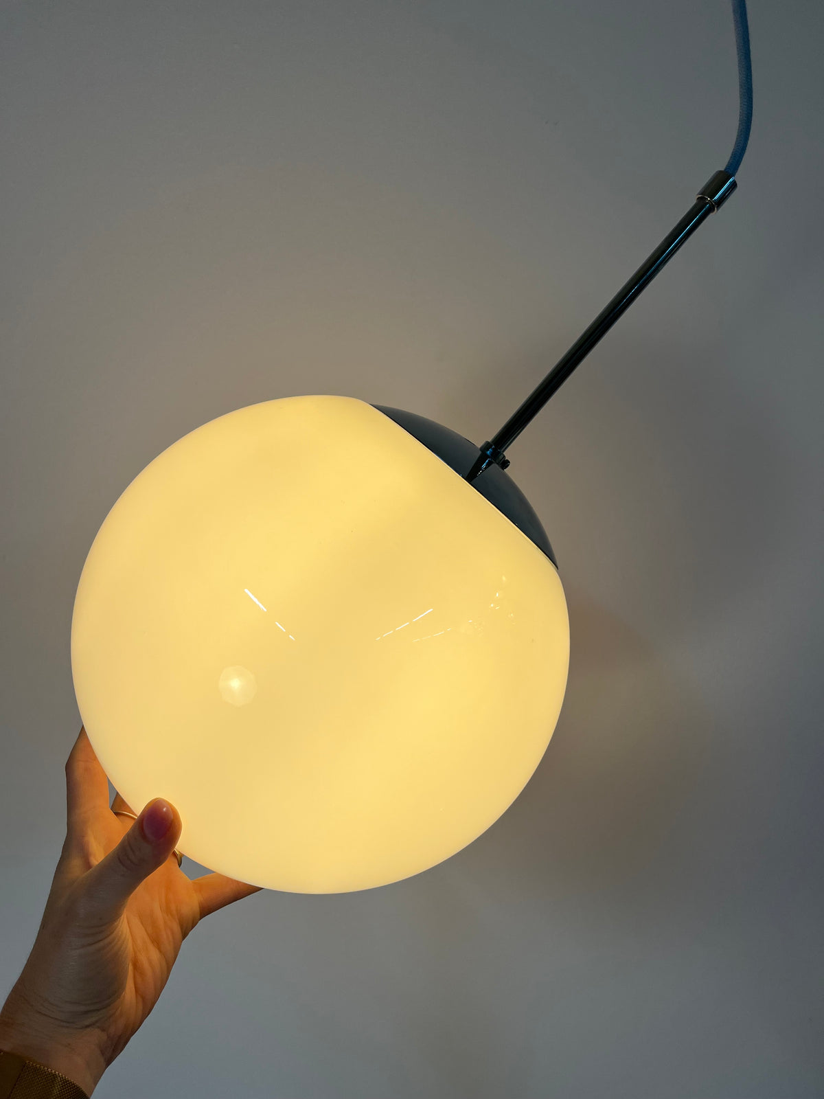 Kugellampe weiß Chrom Glas mit Stab