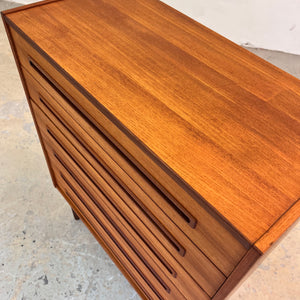 Kommode Teak mit eingelassenen langen Griffen aus Dänemark