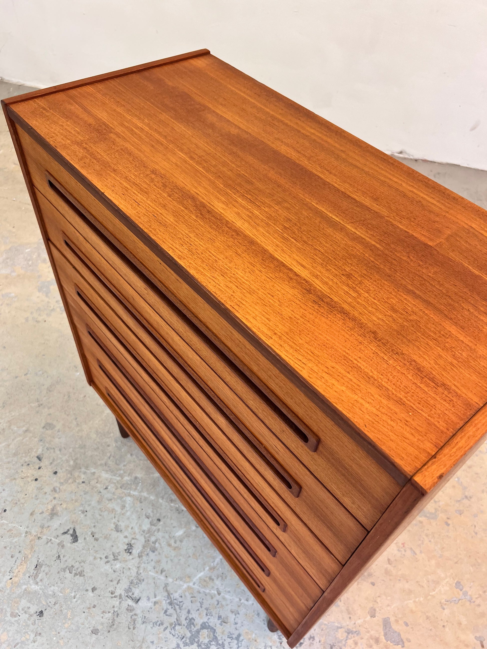 Kommode Teak mit eingelassenen langen Griffen aus Dänemark