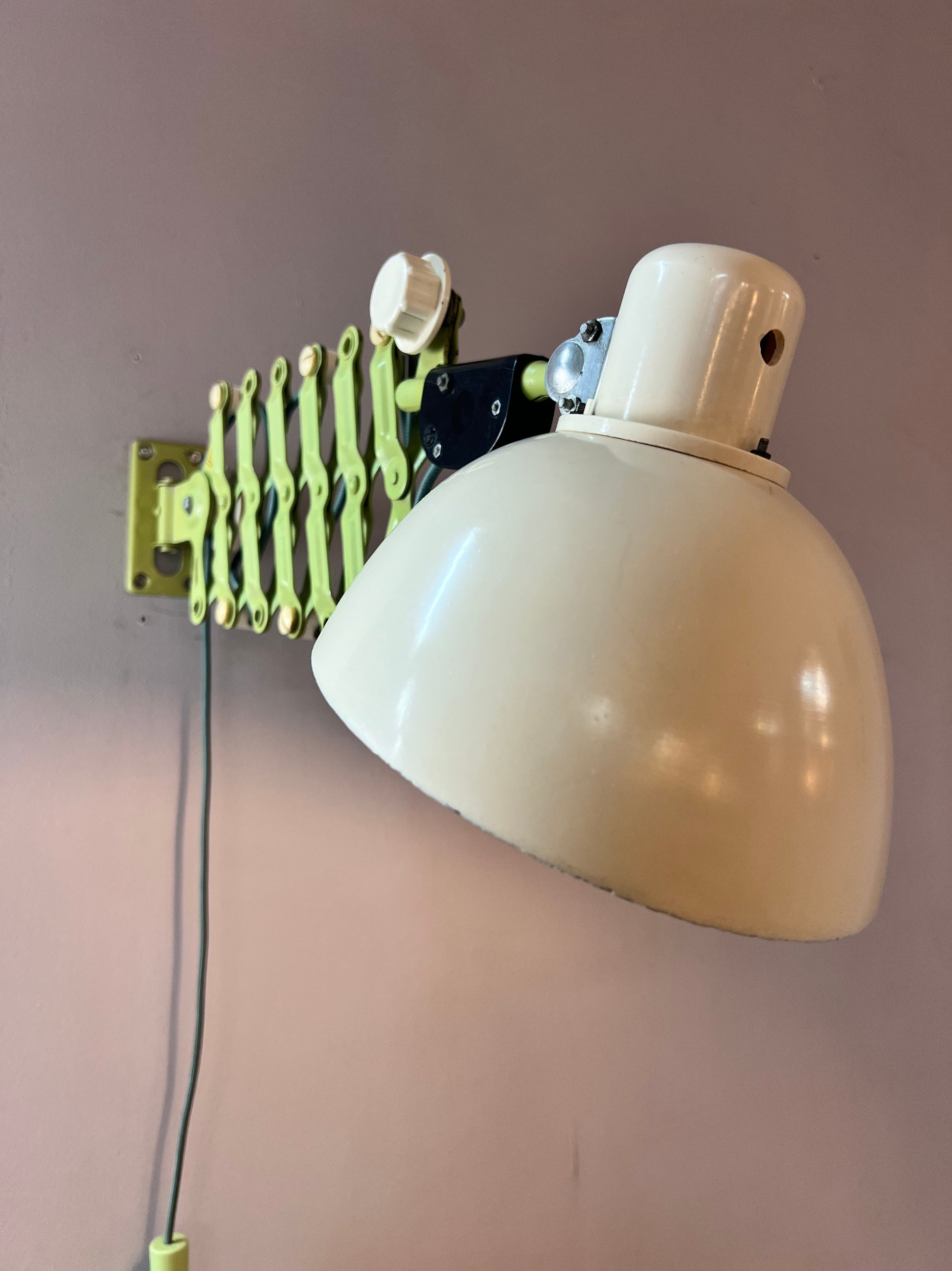 Scherenlampe mint creme von VEB Zweckleuchtenbau Dresden