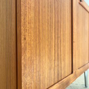 Kommode Teak mit Flügeltüren & neuen Chromfüßen von H. W. Klein