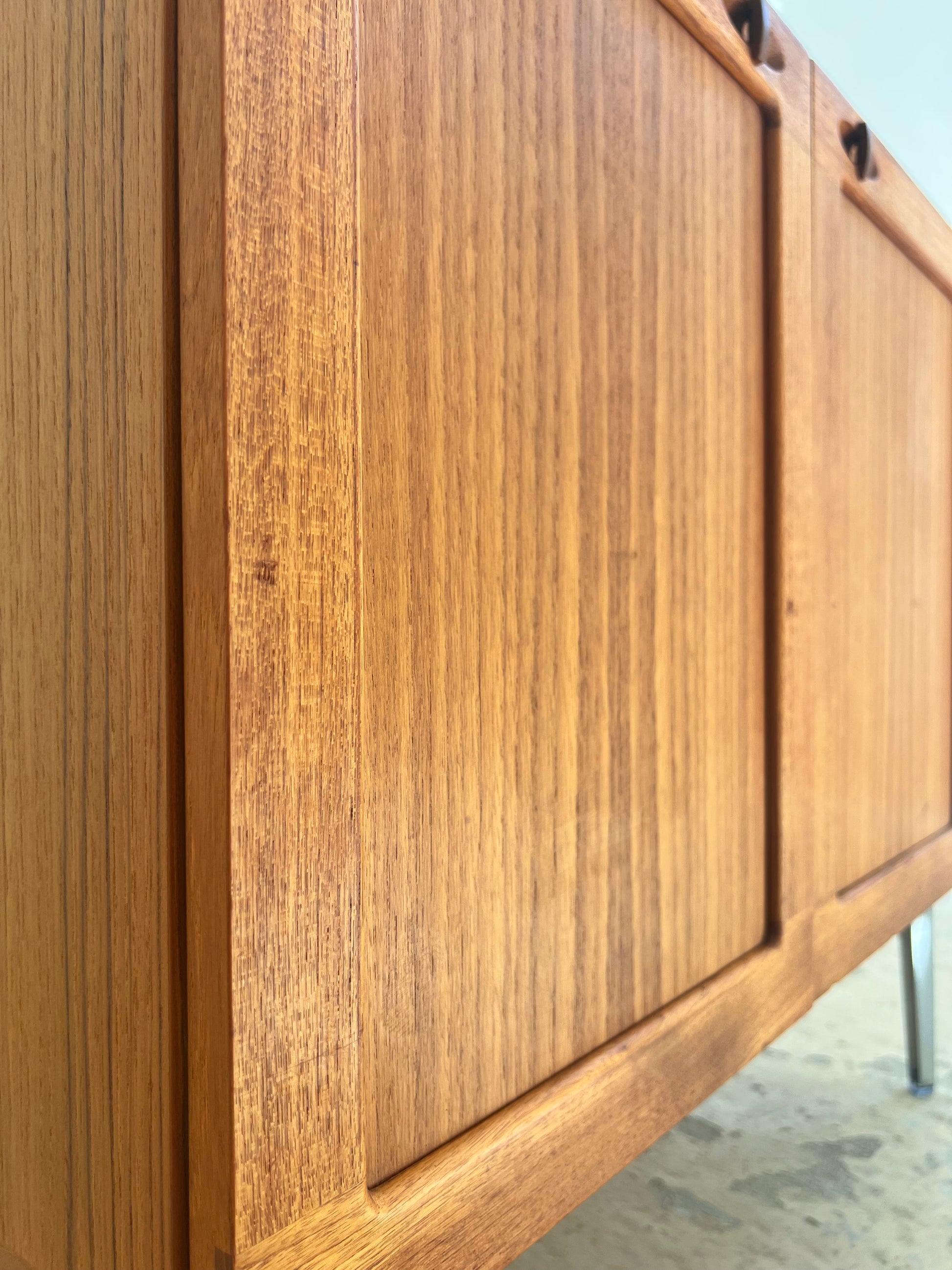 Kommode Teak mit Flügeltüren & neuen Chromfüßen von H. W. Klein