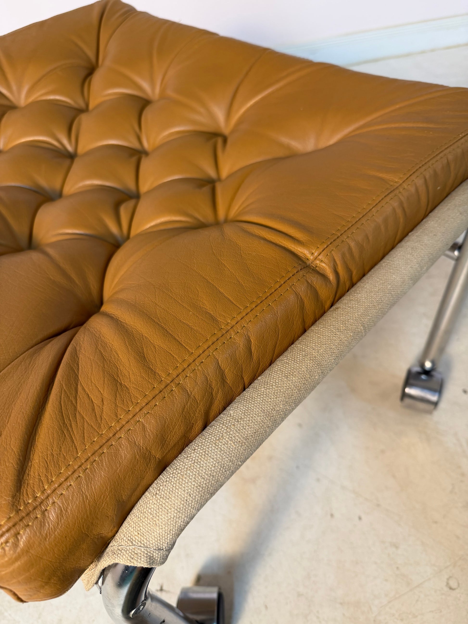 Hocker Modell Bore cognac Chrom von Noboru Nakamura für IKEA