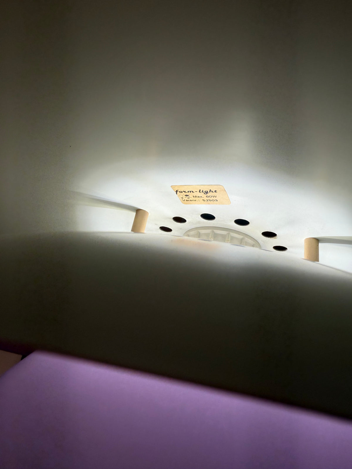 Lamellenlampe weiß lila von Formlight